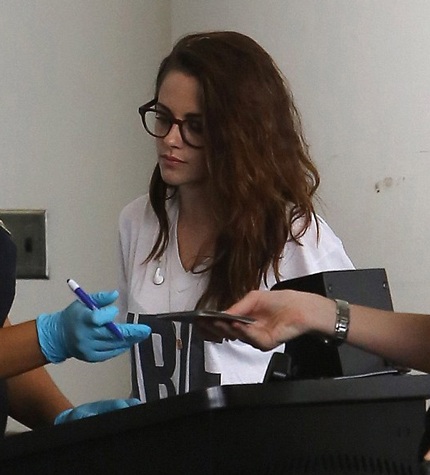 Dường như nữ diễn viên xinh đẹp đã tự làm đau mình.