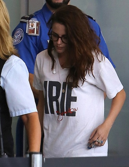 Ngón tay trái của Kristen bị thương.