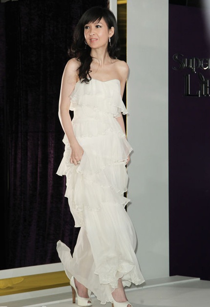 Châu Huệ Mẫn xuất hiện tại buổi họp báo ra mắt dòng sản phẩm chăm sóc da mới.