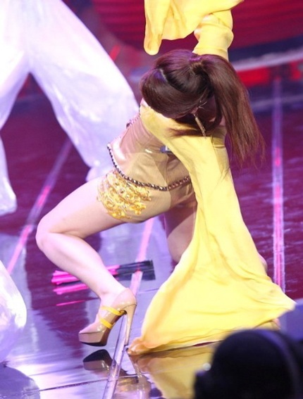 Liễu Nham không giữ nổi thăng bằng và quỵ ngã ngay trên sân khấu.