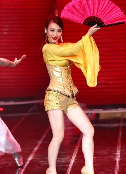 Cô thể hiện những động tác vũ đạo uyển chuyển và duyên dáng.