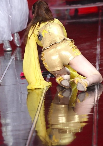 Cô phải khá khó khăn mới đứng dậy được. Một sự cố nhớ đời trong sự nghiệp của siêu vòng một!.