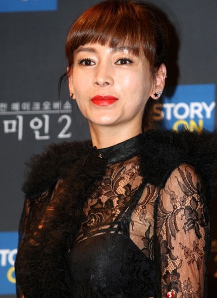 Park Shi Yeon nổi bật khi đứng cạnh các đồng nghiệp.