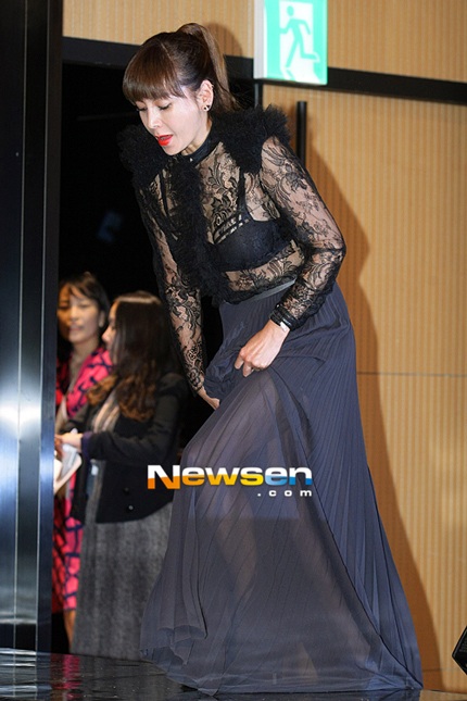 Phần thân trên của váy mỏng tới mức lộ hết cả nội y của ngôi sao 41 tuổi.