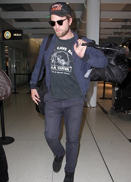 Anh chị em của Robert Pattinson “tẩy chay” Kristen Stewart - 2 Em gái ruột của Robert Pattinson phản đối việc anh nối lại quan hệ với Kristen Stewart.