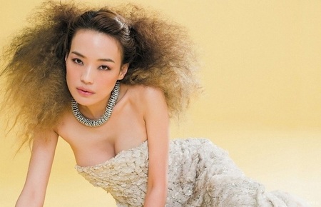 Suốt một thời gian dài, Thư Kỳ luôn xuất hiện gợi cảm và quyến rũ trong những shoot ảnh thời trang.