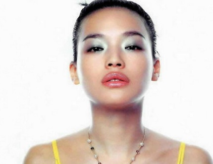 Suốt một thời gian dài, Thư Kỳ luôn xuất hiện gợi cảm và quyến rũ trong những shoot ảnh thời trang.