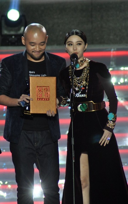 Phạm Băng Băng lên sân khấu cùng đạo diễn và nhà sản xuất đón nhận giải thưởng cho bộ phim