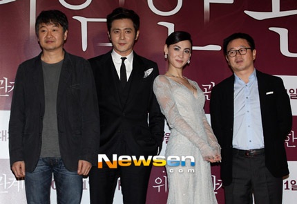 Trương Bá Chi bên các đồng nghiệp Hàn Quốc.