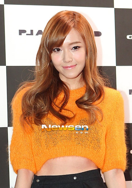 Cô ca sĩ sexy tự tin diện váo len hở bụng khoe vòng hai thon gọn.