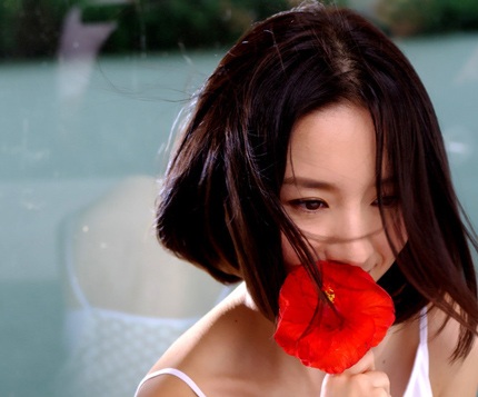 ...và buồn bã trong clip ca nhạc đầu tay.