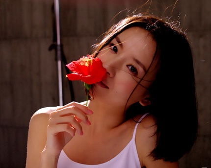 Dáng vóc nhỏ nhắn và gương mặt trẻ thơ là một vũ khí bí ẩn của Đổng Khiết.