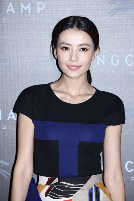 Ngôi sao U60 không ngại khoe lưng trần.