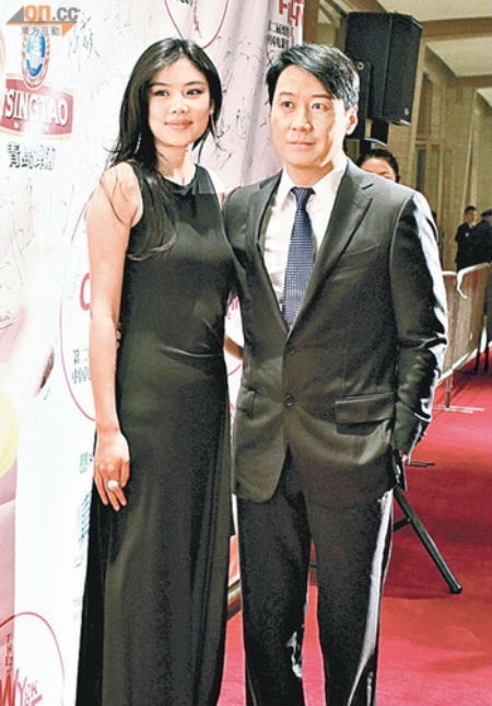 “Thiên vương” Lê Minh nói vợ cũ mê tiền - 1 Lê Minh kể với bạn bè rằng, vợ cũ của anh là một người sống thực dụng.
