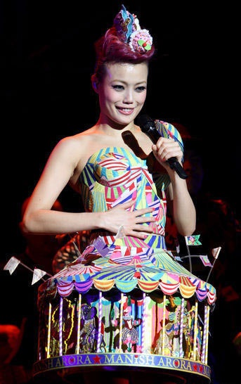 Dung Tổ Nhi mặc mà như không trên sân khấu - 2 Nữ ca sĩ Hồng Kông diện những bộ cánh rất lạ và ấn tượng trong show diễn.
