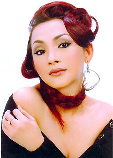 Chuyện tình đẫm nước mắt của sao chuyển giới Việt - 3 Cát Tuyền xinh đẹp nhưng lận đận đường tình. Những cuộc tình của chị đều thấm đẫm nước mắt.