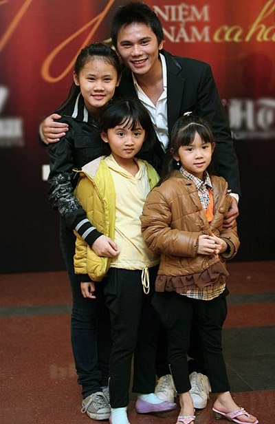 Chồng cũ Thúy Hiền tiếc nuối vì hôn nhân tan vỡ - 1 Anh Tú bên các con.