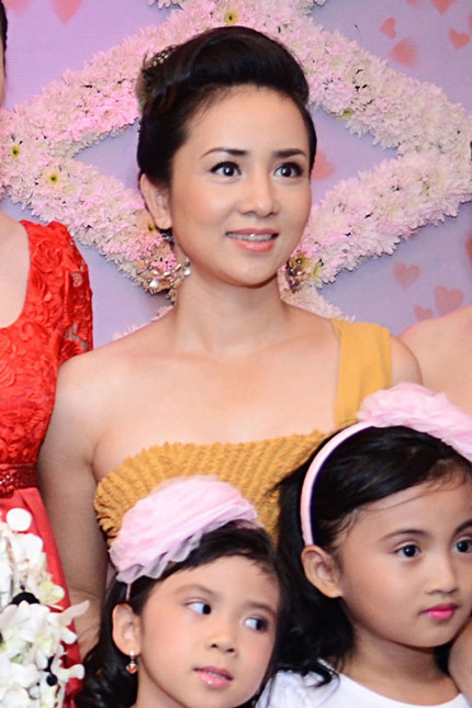 Chồng cũ Thúy Hiền tiếc nuối vì hôn nhân tan vỡ - 2 Thúy Hiền rạng ngời trong ngày đám cưới Thúy Vinh.