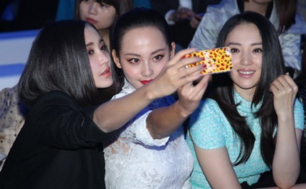 Tiêu Tường thậm chí còn ăn mặc trẻ trung hơn những đồng nghiệp kém cô tới hai chục tuổi.