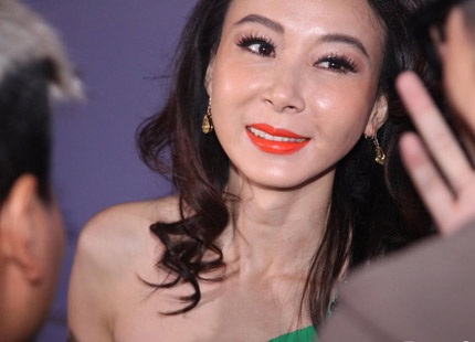 Nữ diễn viên 45 tuổi của Đài Loan - Tiêu Tường xuất hiện tại sự kiện tối qua với đầm xanh lệch vai.