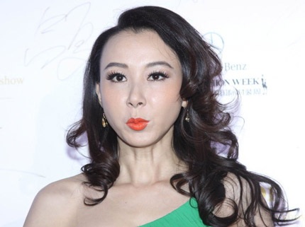 Người đẹp còn không ngại làm những hành động nghịch ngợm với các đồng nghiệp.