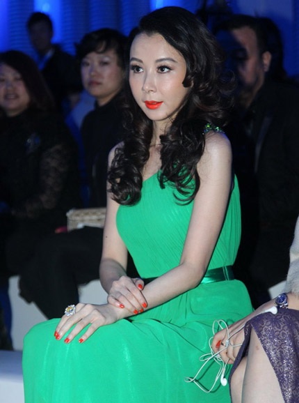 Người đẹp còn không ngại làm những hành động nghịch ngợm với các đồng nghiệp.