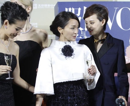 Các người đẹp của làng giải trí Hoa ngữ vui vẻ trò chuyện cùng nhau.