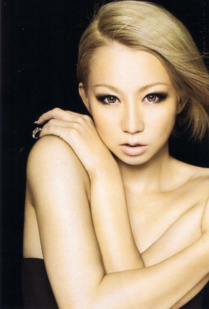 “Christina Aguilera của Nhật” nóng bỏng ngày trở lại - 3 Báo giới Nhật bản so sánh cô với nữ ca sĩ tóc vàng Christina Aguilera