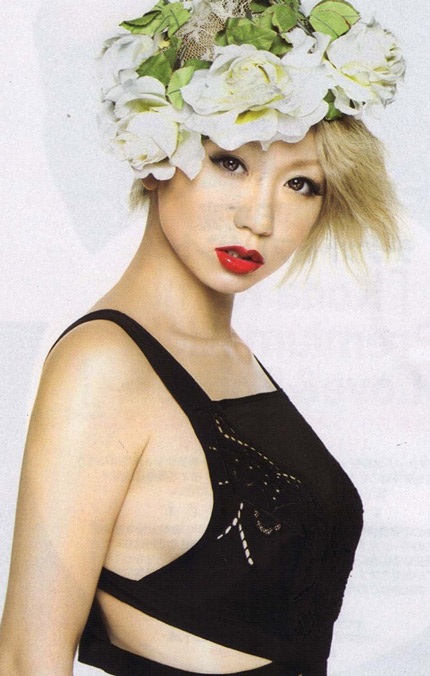 Báo giới Nhật bản so sánh cô với nữ ca sĩ tóc vàng Christina Aguilera