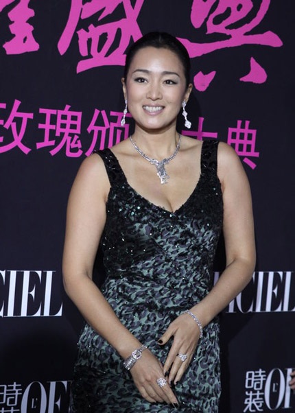 Củng Lợi tới tham dự một bữa tiệc thời trang tại Bắc Kinh, tối 25/10.