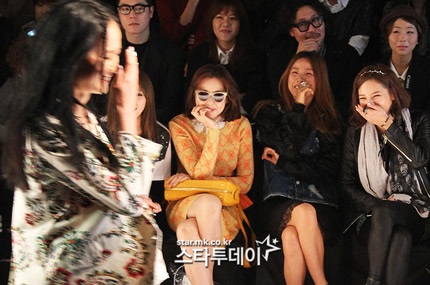 Lee Hyori ngồi trên hàng ghế đầu của show diễn.