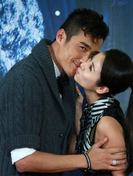 Lâm Tâm Như nhận một nụ hôn nhẹ lên má của Hồ Binh.