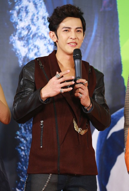 Uông Đông Thành và Lâm Canh Tân bối rối sau khi thể hiện một nụ hôn đồng giới trên sân khấu.