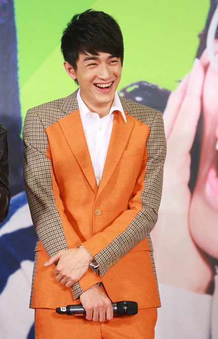 Uông Đông Thành và Lâm Canh Tân bối rối sau khi thể hiện một nụ hôn đồng giới trên sân khấu.