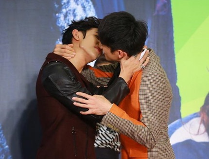 Uông Đông Thành và Lâm Canh Tân bối rối sau khi thể hiện một nụ hôn đồng giới trên sân khấu.