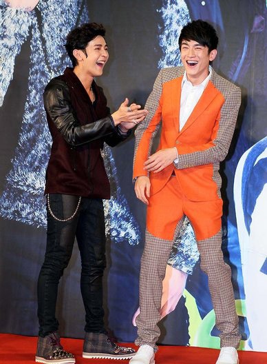 Uông Đông Thành và Lâm Canh Tân bối rối sau khi thể hiện một nụ hôn đồng giới trên sân khấu.