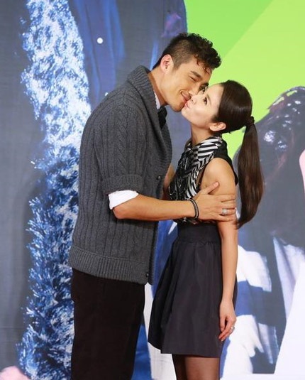 Lâm Tâm Như nhận một nụ hôn nhẹ lên má của Hồ Binh.