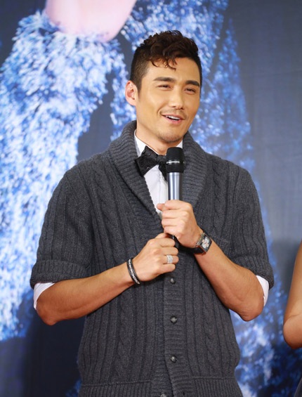 Lâm Tâm Như nhận một nụ hôn nhẹ lên má của Hồ Binh.