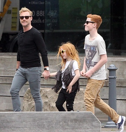 Cô con gái lớn tên Missy của Ronan không thể tới chơi với cha vì còn đang bận rộn với bộ phim mới.