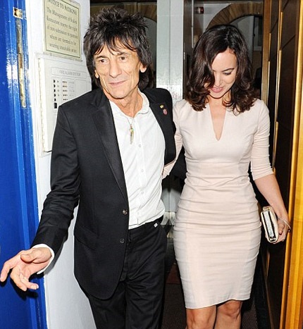 Tay guitar của nhóm Rolling Stones lấy vợ kém 31 tuổi - 2 Ronnie Wood hạnh phúc bên vị hôn thê tương lai kém anh tới 31 tuổi.
