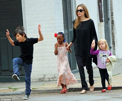Pax Thiên sẽ đóng phim cùng mẹ Angelina Jolie - 2 Angelina không phản đối chuyện các con gia nhập làng giải trí từ khi còn nhỏ.