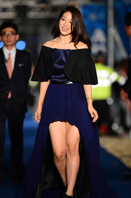 Nữ diễn viên 9X Park Shin Hye với váy mullet đáng yêu.