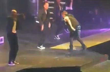 While performing, Justin suddenly turned around and went inside.