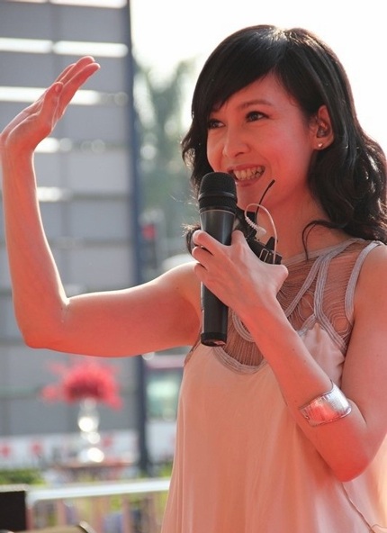 Nữ diễn viên ngoài tứ tuần của Hồng Kông vẫn xinh đẹp và trẻ trung như ngày nào.