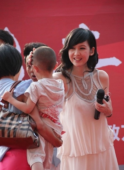 Váy tầng màu sáng càng khiến Châu Huệ Mẫn thêm tươi trẻ.