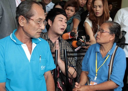 Bác sĩ Pop (trái) và người mẫu Athitiya Eiamyai trước khi tiến hành phẫu thuật thẩm mỹ.