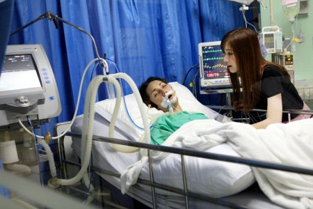 Một người mẫu Thái Lan đột tử vì “bơm mông”