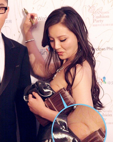 Một chút bất cẩn khi mặc váy quây có thể khiến nghệ sĩ lộ miếng lót che ngực.