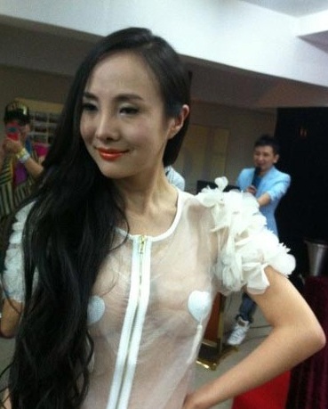 ...thì sẽ là váy ren lưới mỏng manh như không.