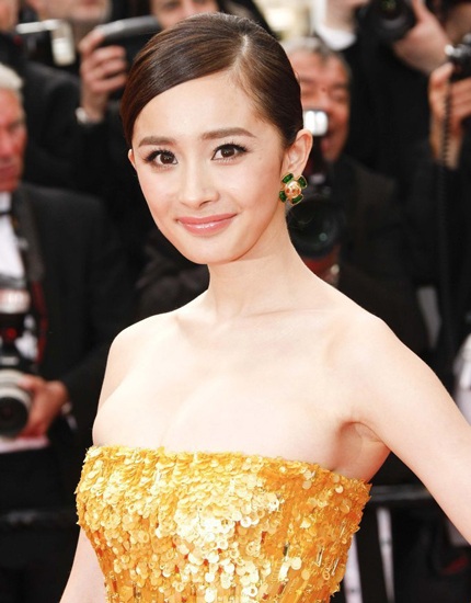 Một chút bất cẩn khi mặc váy quây có thể khiến nghệ sĩ lộ miếng lót che ngực.